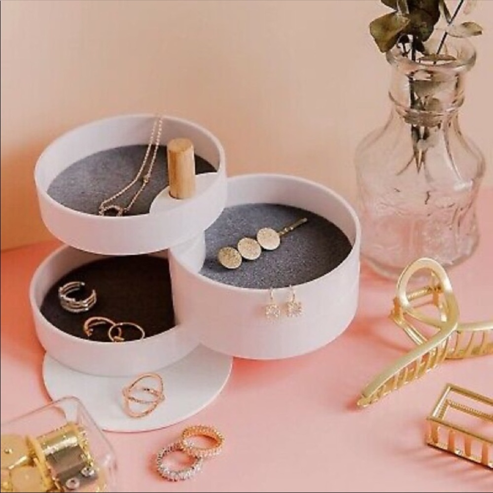 The 2Bandits Tiered Catchall Tray Jewelry Organizer